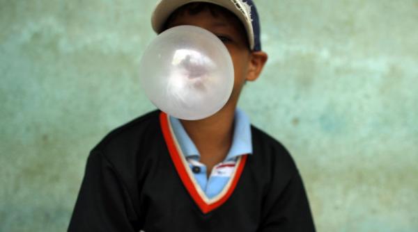 din intelepciunea politiei britanice guma de mestecat e folosita ca o moneda in romania