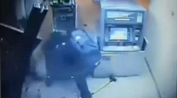 lectie de pe camere de supraveghere cum sa spargi un bancomat intr un minut video