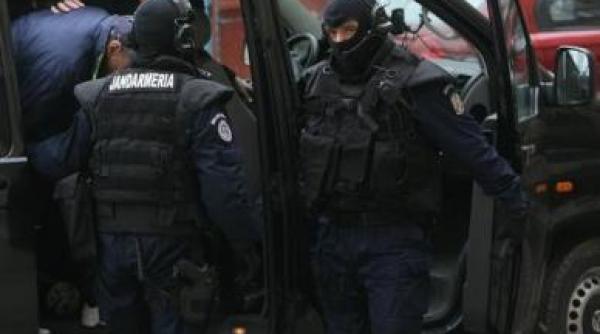 razii de amploare in capitala 30 de persoane suspectate de furturi ridicate de politisti