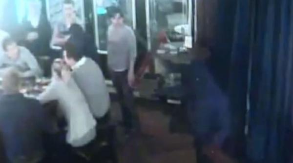 video un hot inarmat a incercat sa jefuiasca un bar din rotterdam insa toata lumea a crezut ca e o farsa