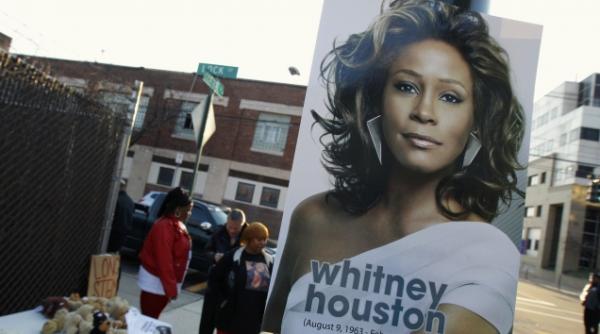 aproape 1 500 de persoane au fost prezente la ceremonia funerara a cantaretei whitney houston video