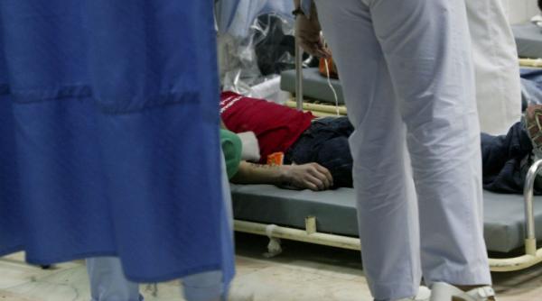 copil in coma alcoolica dupa ce un barbat i a dat tuica ca sa l ajute sa curete zapada