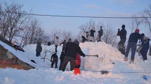 sufletele au topit nametii primarul niculae began a vrut sa i alunge cu politia pe voluntarii din bucuresti care au venit la deszapezit