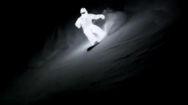 video experienta supranaturala cu snowboardul noaptea in muntii alpi
