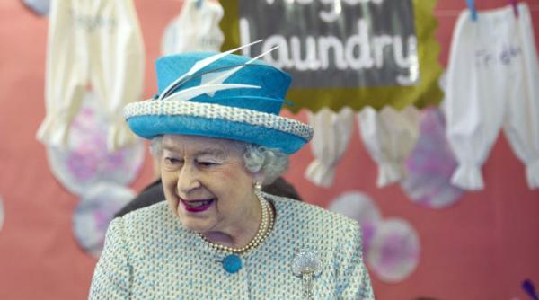 in pat cu regina angliei varianta intrusului care patrundea in palatul buckingham acum 30 de ani