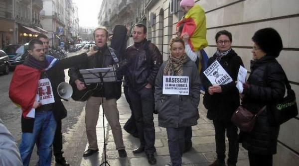 inca un week end de proteste in fata ambasadei romaniei din paris