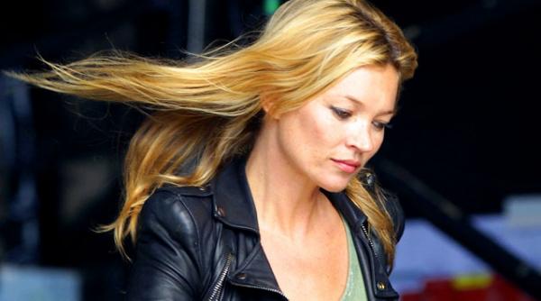 kate moss sufera din cauza unei paralizii temporare la nivelul bratului drept