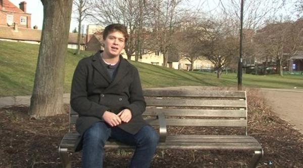 are 20 de ani si vorbeste fluent 11 limbi straine video