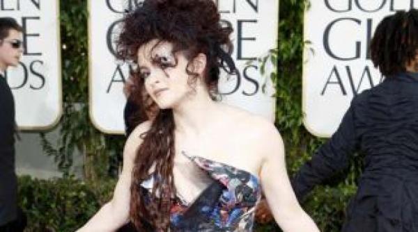 helena bonham carter a fost decorata de regina elizabeth a ii a la palatul buckingham