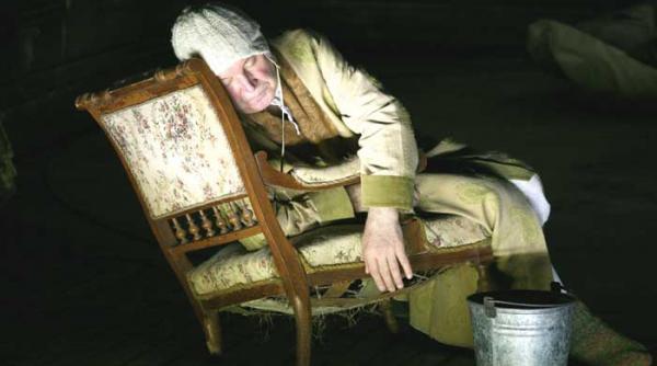 o furtuna intr o camera rasturnata