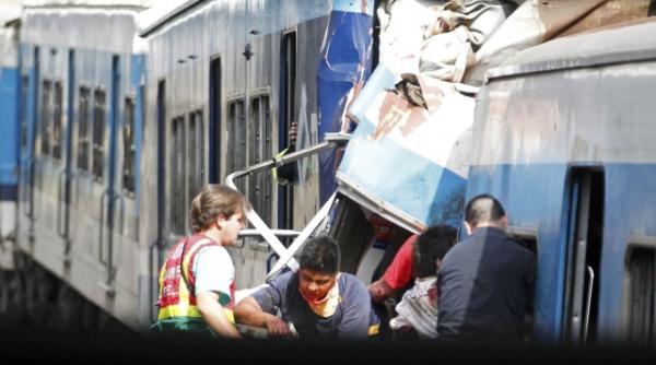 tragedie feroviara in argentina 49 de morti si peste 600 de raniti dupa ce un tren a ramas fara frane si s a izbit de o platforma imagini live
