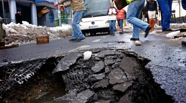 autobuz suspendat intr un crater in centrul capitalei asfaltul s a surpat in urma unor lucrari apa nova video
