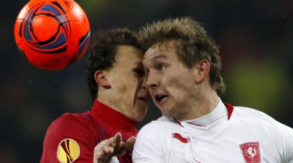 magazin cat toata steaua twente are 20 de oameni angajati sa vanda produsele clubului cati are tot clubul ros albastru