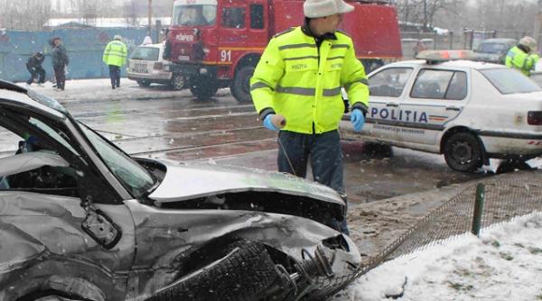 accident in lant in vrancea 17 masini s au tamponat din cauza poleiului trei persoane sunt grav ranite
