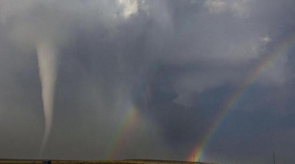 frumoasa si bestia momentul in care un curcubeu si o tornada isi disputa locul pe cer