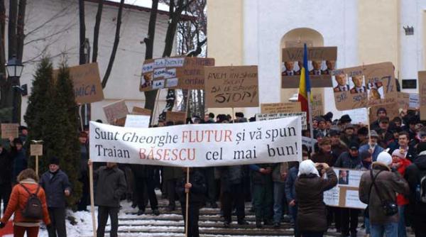 jandarmii vorbeste cu amenzi protestatarii din suceava sunt amendati de jandarmi si in zilele cand lipsesc de la manifestatie