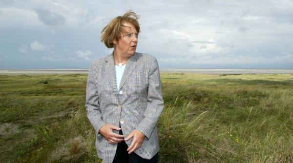 karl lagerfeld ii ofera angelei merkel sfaturi cu privire la vestimentatie vezi cum s a transformat soarecele gri