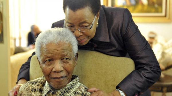 nelson mandela 93 de ani a fost internat in spital cu dureri abdominale