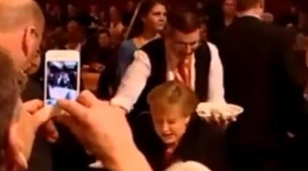 video un chelner a varsat pe angela merkel 5 pahare cu bere
