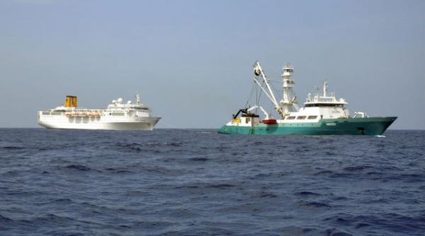 cosmar in oceanul indian pasagerii de pe costa allegra dorm pe punte si primesc mancare cu elicopterul video