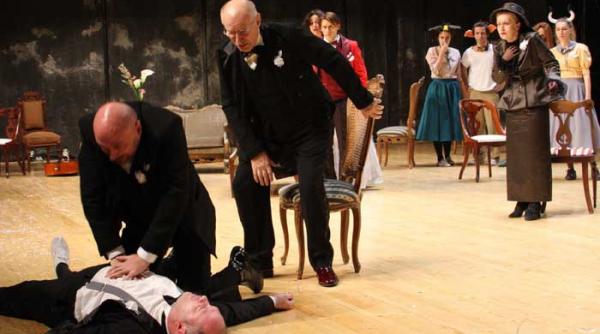 gala uniter revine in sala de teatru