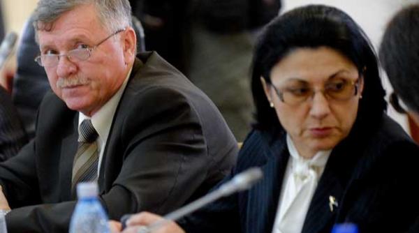 propunandu i sa candideze la primaria capitalei hardau si a pus o pe udrea in cap