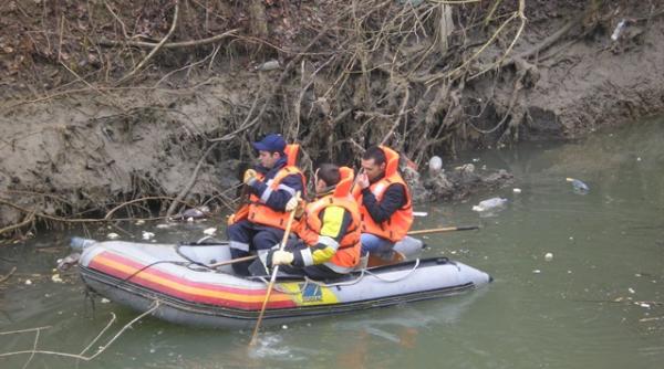 un barbat din cluj banuit ca s ar fi sinucis si doi copii ai acestuia in varsta de 3 si 15 ani cautati de pompieri si scafandri in lacul tarnita