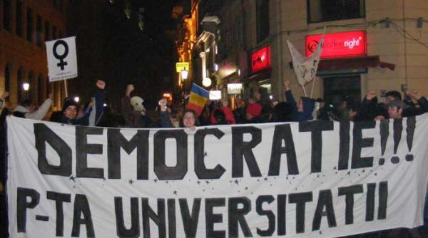 voi protesta impotriva smenului national decorat cu geanta vuitton