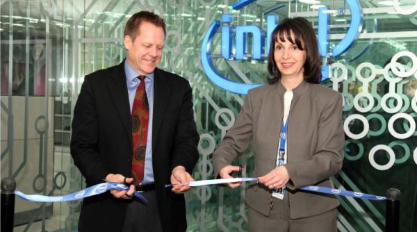 intel intra in batalia smartphone cu software dezvoltat in romania