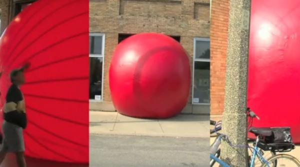 mingea rosie cum a ajuns un proiect de arta contemporana sa calatoreasca in intreaga lume video