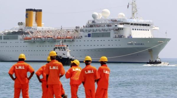 costa allegra a acostat in portul victoria crucea rosie va acorda primul ajutor pasagerilor raniti video