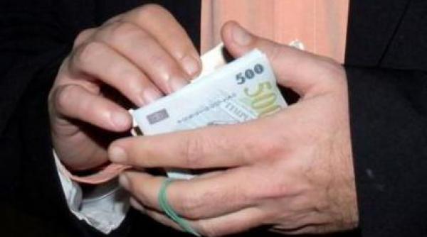 directorul casei de cultura a sindicatelor din sibiu retinut de dna pentru luare de mita