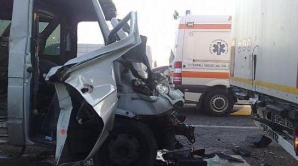 doua microbuze s au ciocnit intre afumati si petrichioaia 13 persoane ranite in urma accidentului