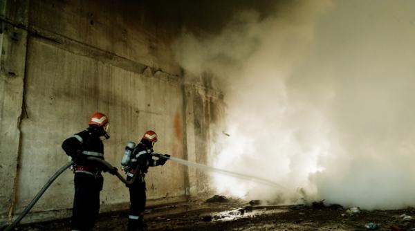 incendiu de proportii la un depozit de produse cosmetice din craiova