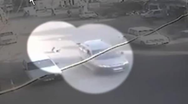 incredibil doi copii au cazut pe carosabil dintr o masina in plina viteza video