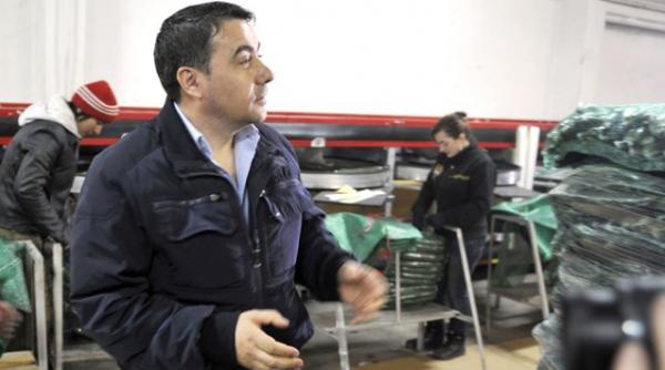 stelian fuia ministrul agriculturii in romania nu se moare de foame pentru ca oamenii au un porc o gaina o vaca prin curte