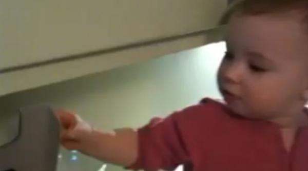video amuzant un bebelus a reusit sa i faca mamei sale cafeaua