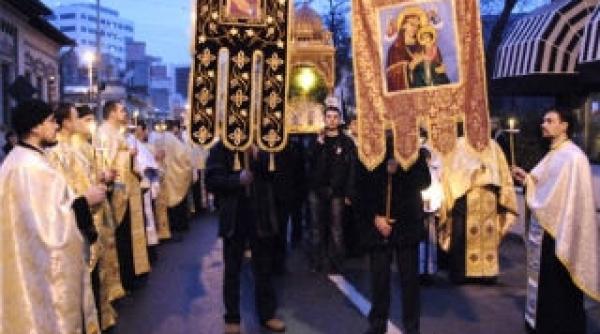 lumina ortodoxiei a scos in strada mii de credinciosi din sectorul 2