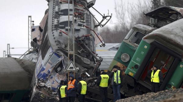 tragedie in polonia cel putin 16 morti in urma celui mai grav accident feroviar din ultimii 22 de ani