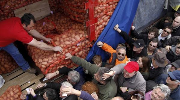 grecii declara razboi preturilor mari comandand cartofi pe internet direct de la producatori
