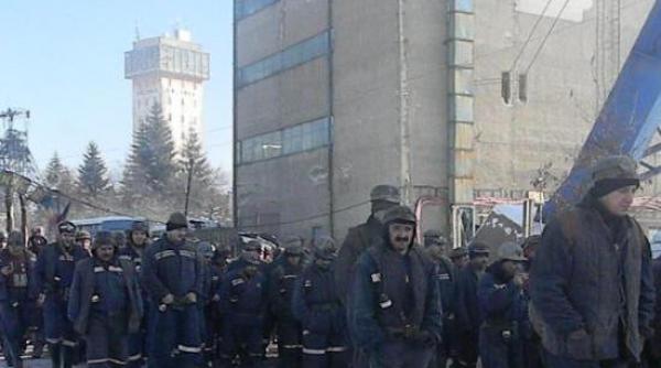 sute de mineri protesteaza in curtea sediului cnh din petrosani