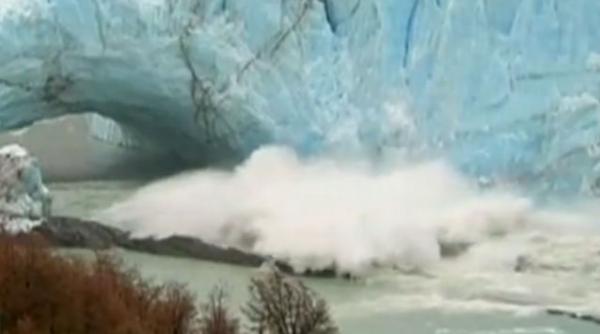 video spectaculos bucati imense din ghetarul perito moreno s au prabusit in apa