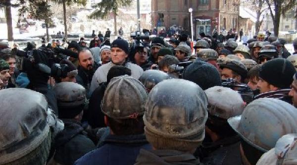 minerii care au protestat in fata sediului cnh petrosani ameninta ca vin in capitala