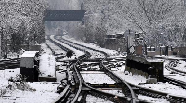 peste 3 500 de persoane blocate in trenuri de mare viteza in nordul frantei din cauza ninsorilor