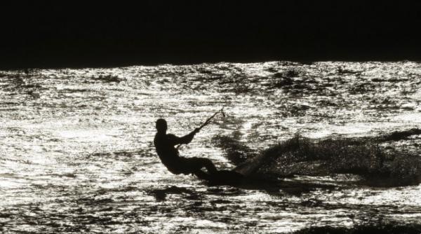 un polonez a petrecut 40 de ore in marea rosie tinand rechinii la distanta cu un cutit