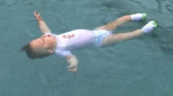 video cum invata bebelusii sa pluteasca pentru a se salva in caz de inec