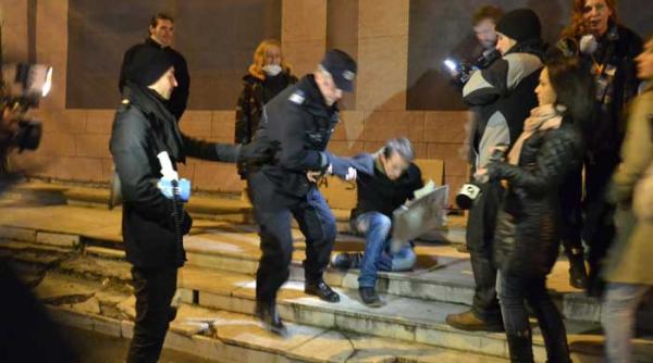 am fost impins tras si imbrancit pana am ajuns in duba