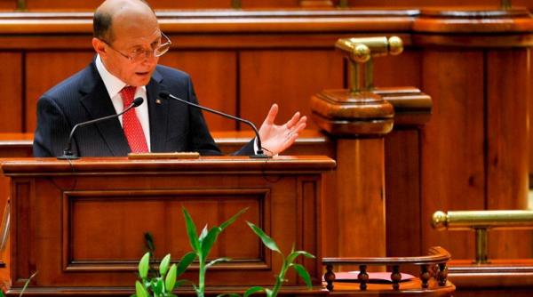 basescu huiduit in parlament presedintele vrea reintregirea salariilor bugetarilor in jurul datei de 1 iunie video