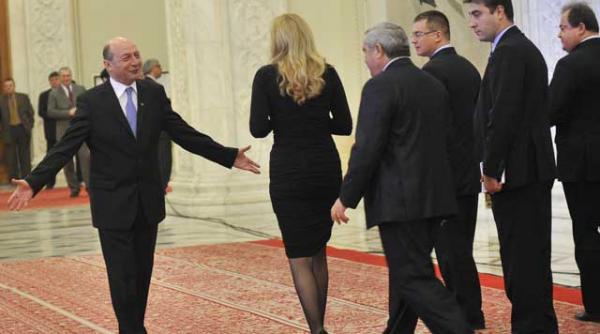 traian basescu luat in balon din balcon