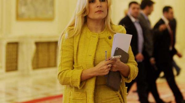 udrea inca se mai crede ministru